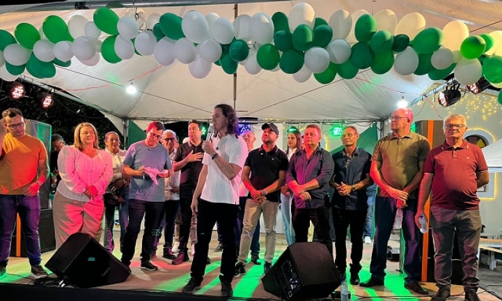 Ao lado de C�cero, Veneziano e prefeito Lao Martins entregam ruas pavimentadas na cidade de Sobrado