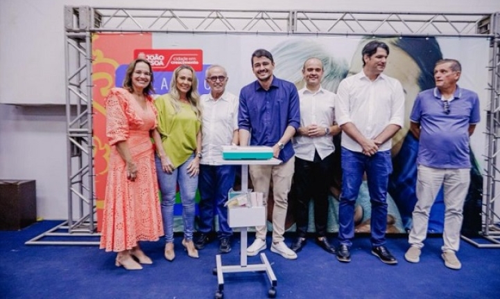 Jo�o Pessoa: C�cero entrega aparelhos de eletrocardiograma a todas USFs e anuncia aumento de 31,29 % a diretores das unidades