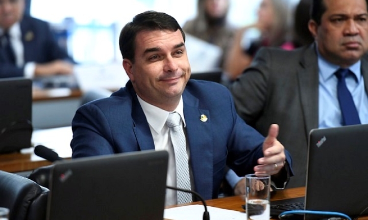 Flvio Bolsonaro avalia desistir de candidatura  presidncia e diz que tem um preo e admite negociar