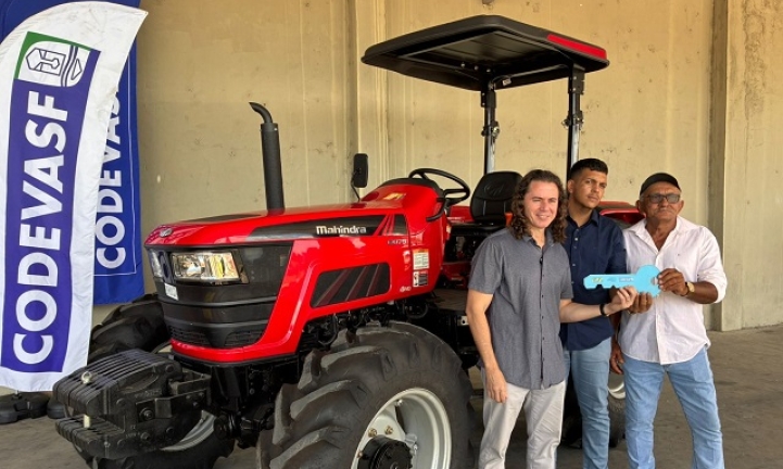 Em parceria com a Cosevasf, Veneziano entrega tratores a comunidades rurais de Cuit� e Emas