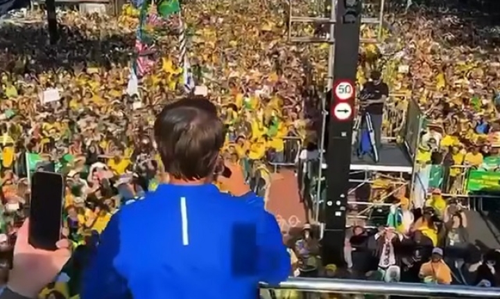 Inelegvel, Bolsonaro sugere que mandar mais que presidente, com maioria no Congresso