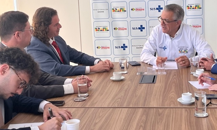 Veneziano consegue 75 micro-�nibus e vans para transporte de pessoas em tratamento de sa�de na Para�ba