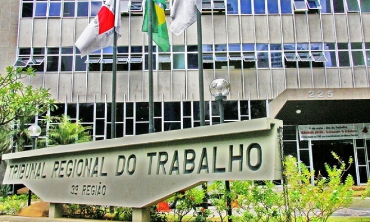 Funcionria  demitida por justa causa aps debochar de penteado de colega na empresa