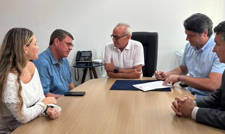 C�cero Lucena firma coopera��o com C�mara Municipal de Jo�o Pessoa e garante mais efici�ncia � TV Cidade